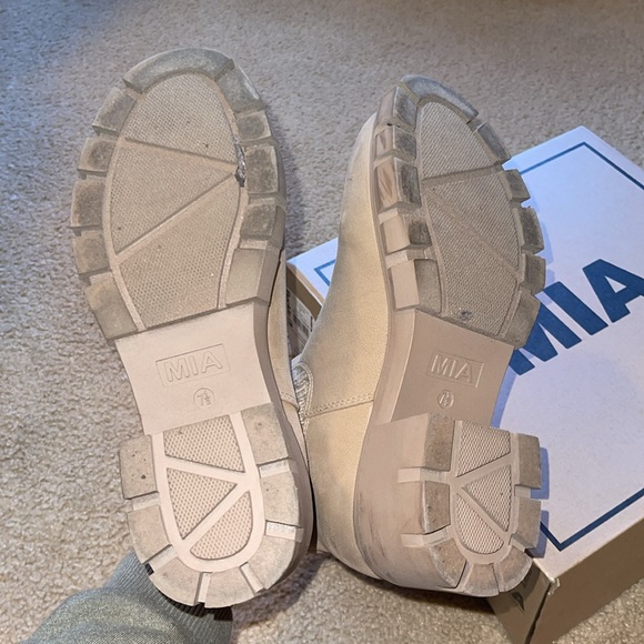 MIA Madisyn Lug Ankle Boot - Picture 7 of 10